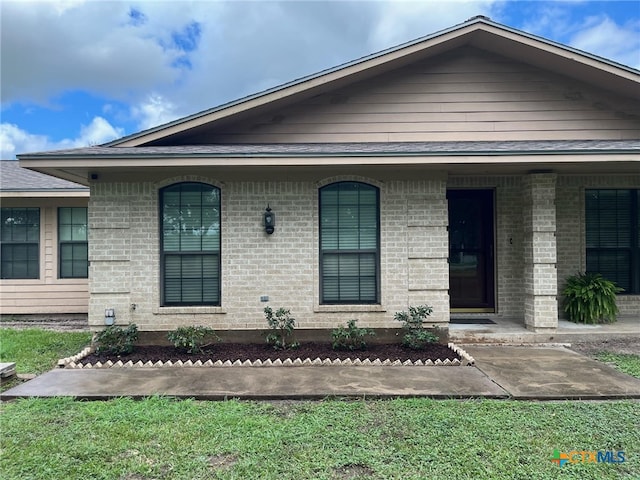 view of front facade featuring a front yard and a porch