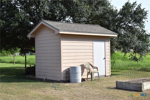 view of outdoor structure featuring a yard