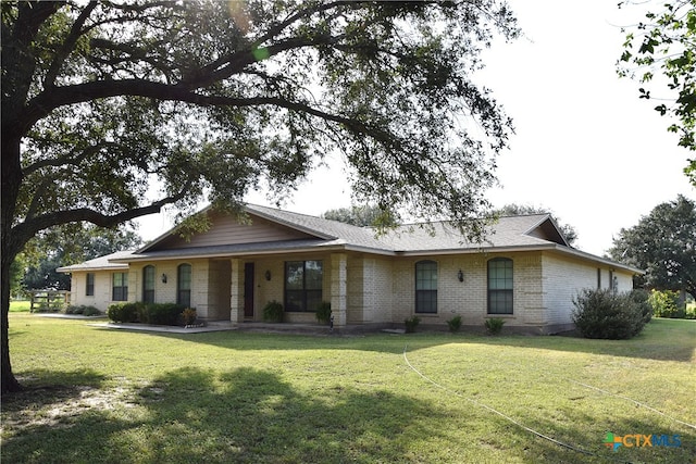 single story home featuring a front lawn