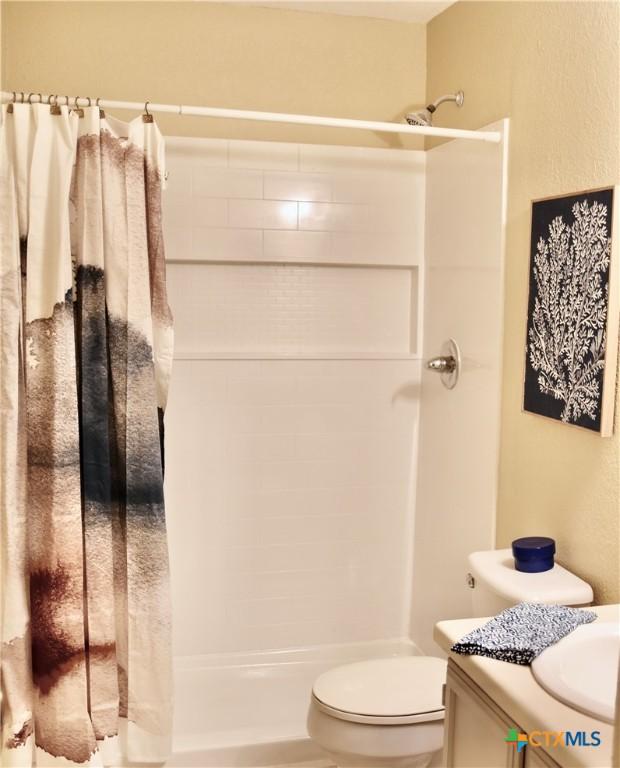 2007 Castle Gate Cir, San Marcos, TX 78666 - full bathroom featuring curtained shower and vanity