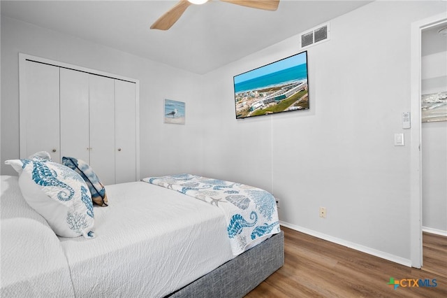 5973 State Highway 361 Unit 125, Port Aransas, TX 78373 - bedroom featuring wood finished floors, a closet, and a ceiling fan