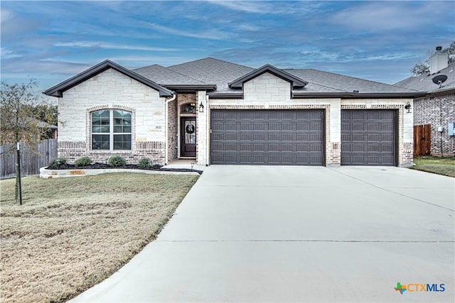 view of front of home featuring a garage and a front yard