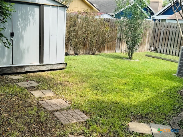 view of yard featuring a shed