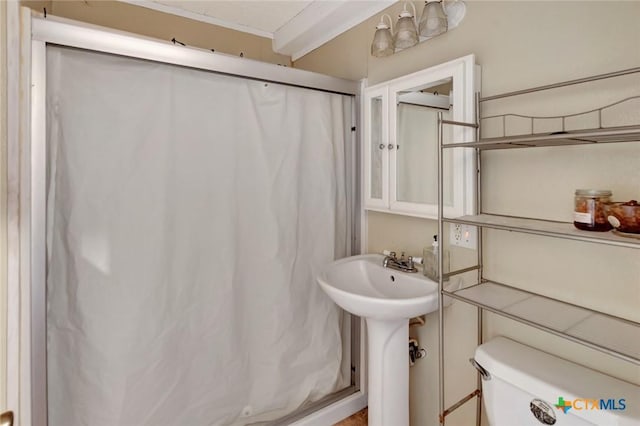 116 N Ben Wilson St, Victoria, TX 77901 - full bath with toilet and a shower with shower curtain