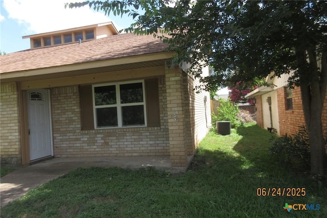 2101 Stagecoach Trl, Temple, TX 76502 - view of front of property with brick siding, a front yard, and a shingled roof