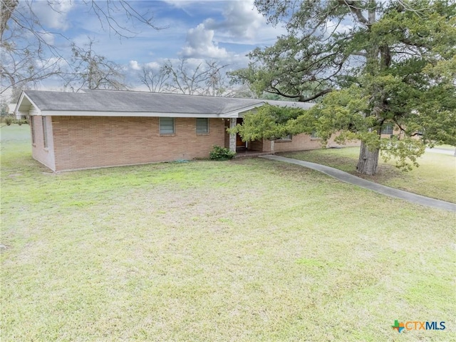 view of front facade featuring a front yard