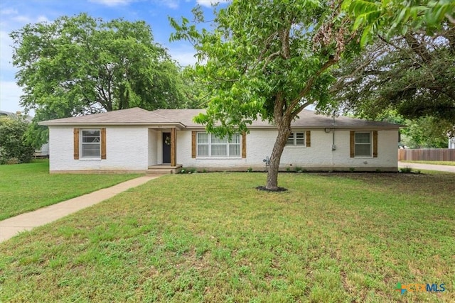 413 S Tyler St, Mcgregor, TX 76657 - ranch-style home featuring a front lawn and brick siding
