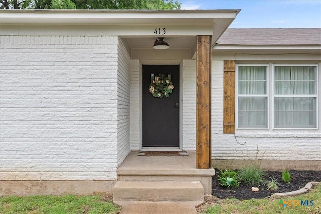413 S Tyler St, Mcgregor, TX 76657 - property entrance featuring brick siding