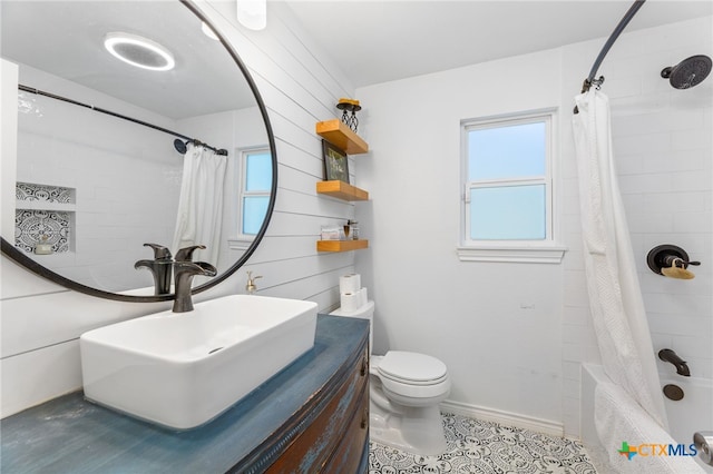 5004 Powder River Rd, Austin, TX 78759 - full bath featuring baseboards, shower / bath combo with shower curtain, toilet, and vanity