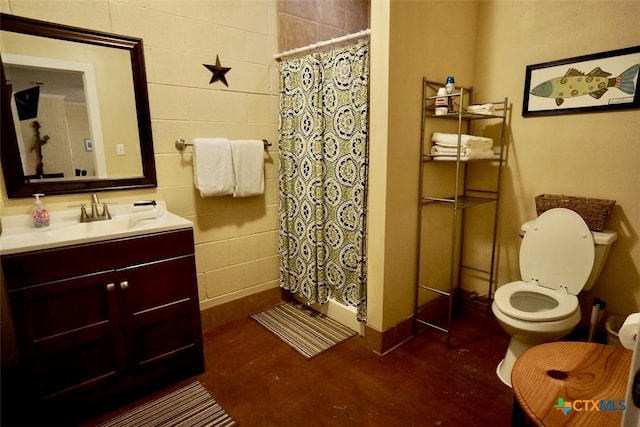 bathroom with vanity, toilet, and a shower with curtain