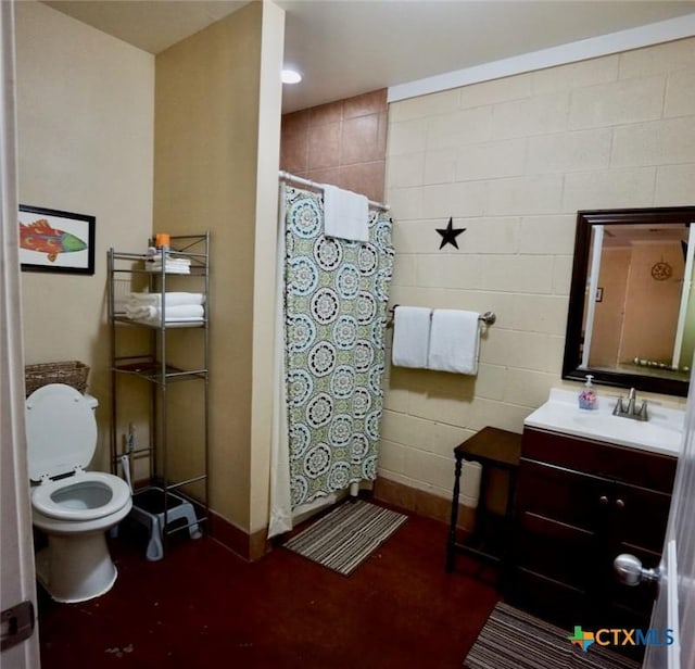 bathroom featuring toilet, vanity, a shower with shower curtain, and baseboards