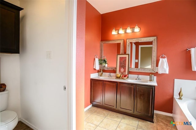 full bathroom featuring a garden tub, toilet, a sink, and baseboards