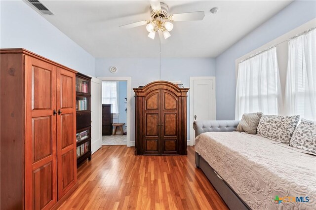 505 N 7th St, Temple, TX 76501 - bedroom with light wood-style flooring, ceiling fan, and visible vents