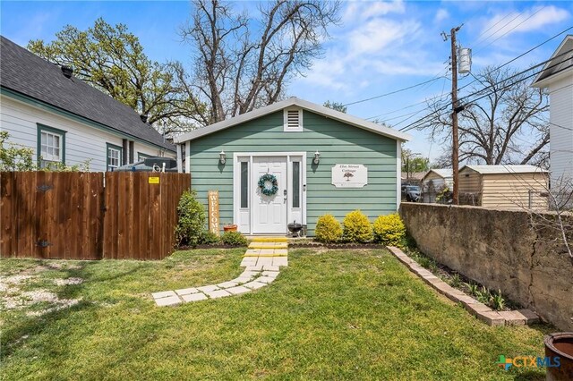 505 N 7th St, Temple, TX 76501 - view of front of property featuring a front yard and fence