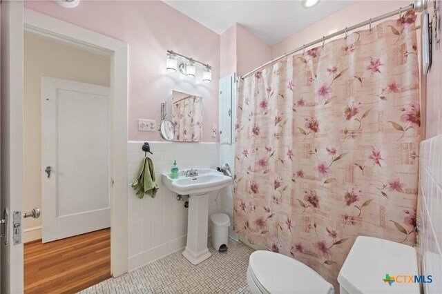 505 N 7th St, Temple, TX 76501 - bathroom with toilet, curtained shower, wainscoting, and tile walls