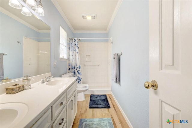 full bath featuring a tile shower, a sink, toilet, wood finished floors, and ornamental molding
