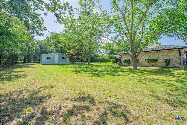 view of yard featuring an outdoor structure