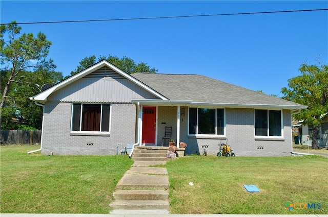 view of front of home featuring a front yard