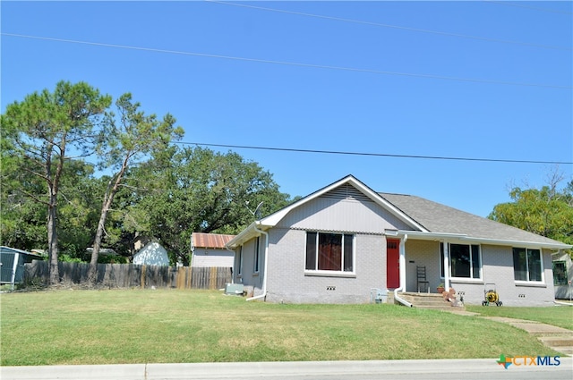 view of front of house featuring a front lawn