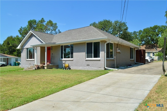 view of front of home featuring a front yard