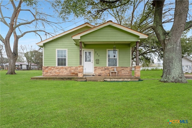 view of front of property featuring a front yard