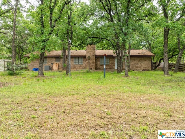 view of front of property featuring a front lawn