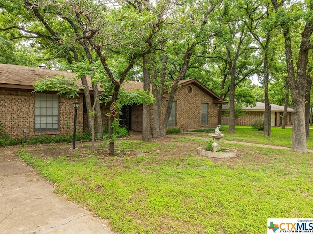 view of front of property featuring a front lawn