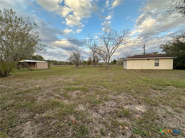 view of yard with an outbuilding