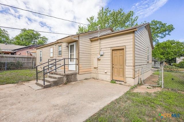 1707 S 43rd St, Temple, TX 76504 - view of front of house with a patio and a gate