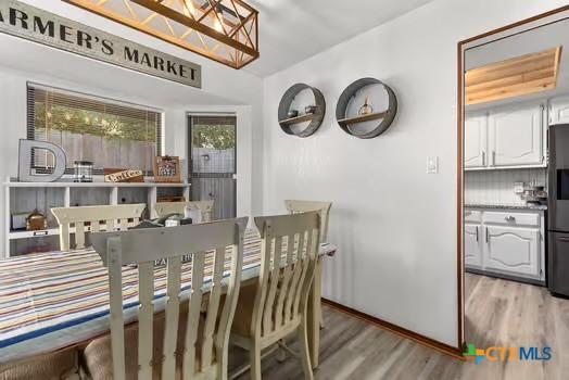 2305 Canyon Creek Dr, Temple, TX 76502 - dining area featuring light wood-style flooring, vaulted ceiling, and baseboards