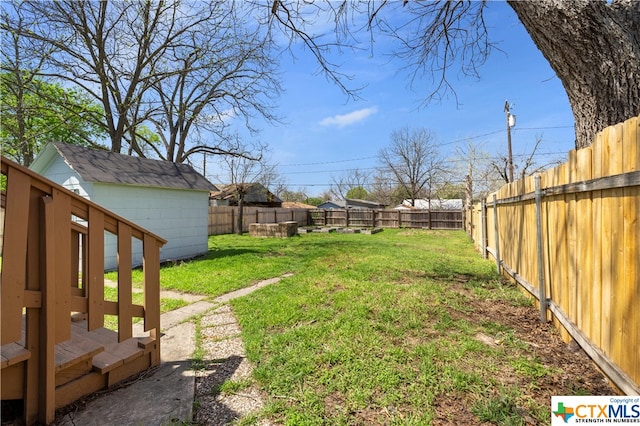 view of yard featuring a storage shed