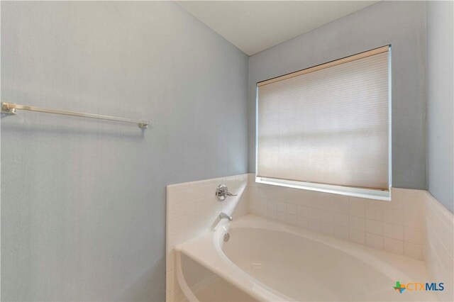 4700 Aurora Cir, Killeen, TX 76542 - bathroom with a garden tub