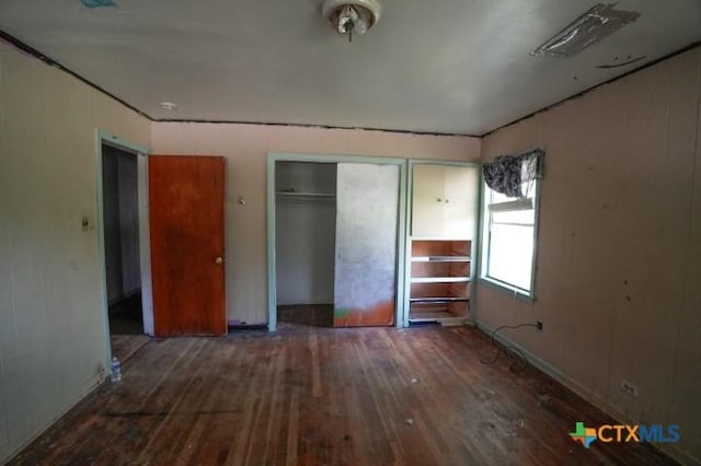 626 E Wallace St, Gonzales, TX 78629 - unfurnished bedroom featuring wood-type flooring and a closet