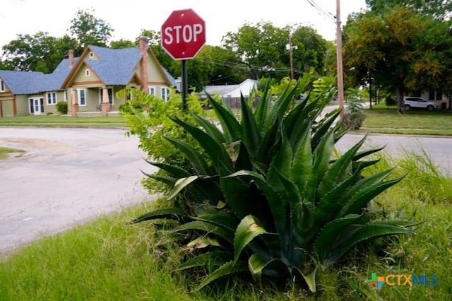 626 E Wallace St, Gonzales, TX 78629 - view of street featuring traffic signs