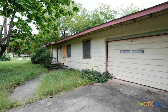626 E Wallace St, Gonzales, TX 78629 - view of home's exterior featuring driveway