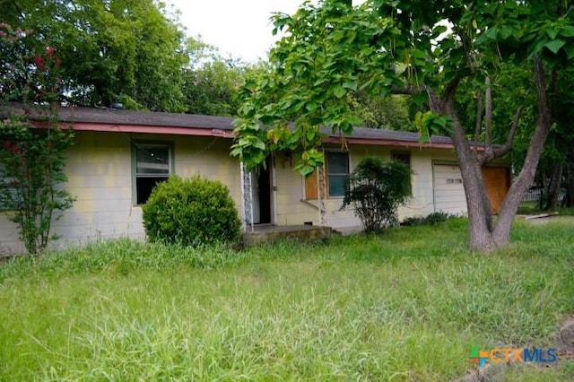 626 E Wallace St, Gonzales, TX 78629 - view of front of house featuring a garage