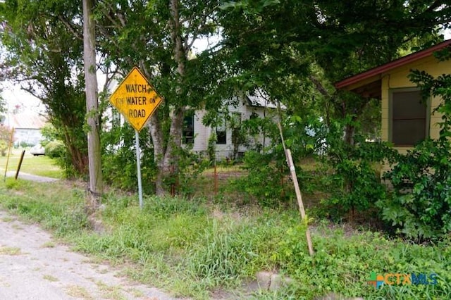 626 E Wallace St, Gonzales, TX 78629 - view of yard