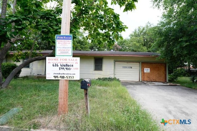 626 E Wallace St, Gonzales, TX 78629 - exterior view of asphalt driveway