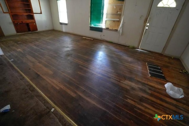 626 E Wallace St, Gonzales, TX 78629 - entrance foyer with wood finished floors