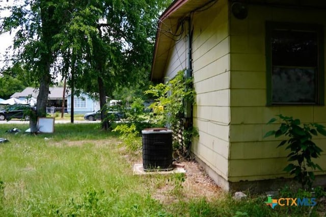 626 E Wallace St, Gonzales, TX 78629 - view of side of property with a cooling unit