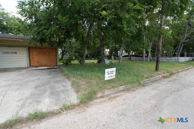 626 E Wallace St, Gonzales, TX 78629 - view of asphalt road