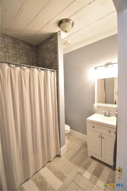 bathroom with vanity, a shower with curtain, baseboards, ornamental molding, and toilet