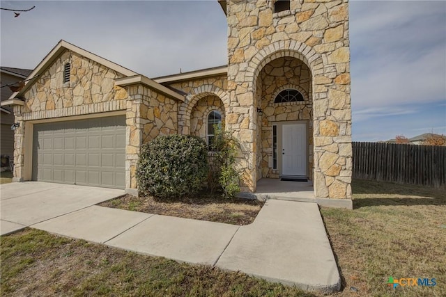 view of front facade featuring a garage