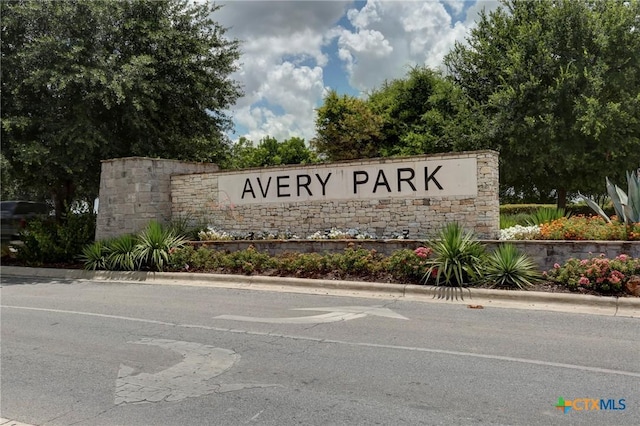 view of community / neighborhood sign