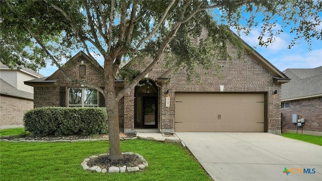 view of front facade featuring a front yard and a garage