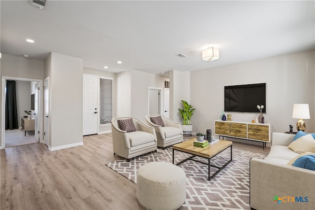 living room featuring recessed lighting, visible vents, baseboards, and light wood-style floors