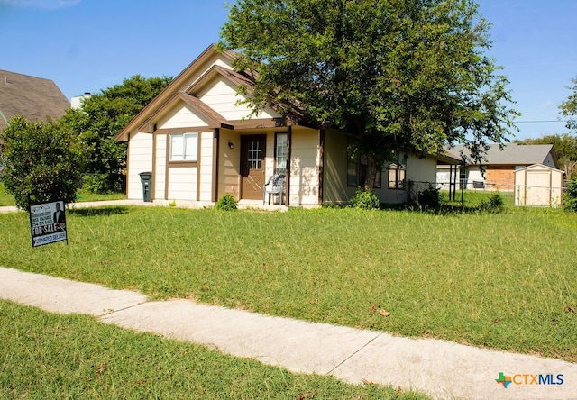 view of front of home featuring a front yard