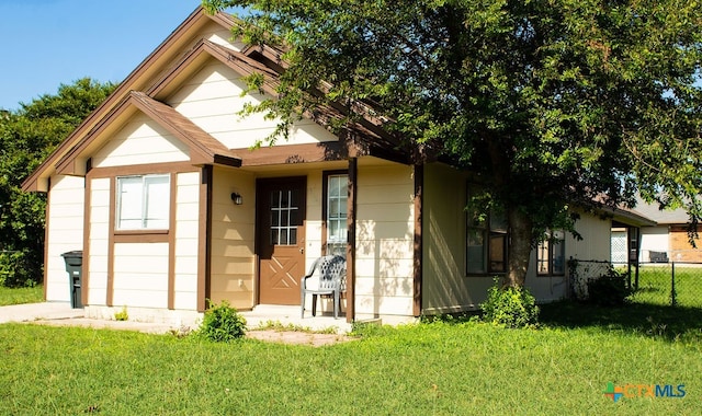 view of front facade with a front yard