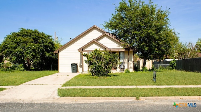 view of front facade with a front yard