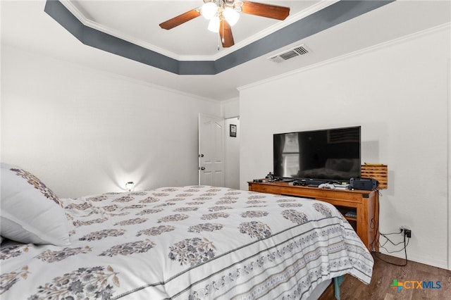 bedroom featuring wood finished floors, ornamental molding, and a ceiling fan